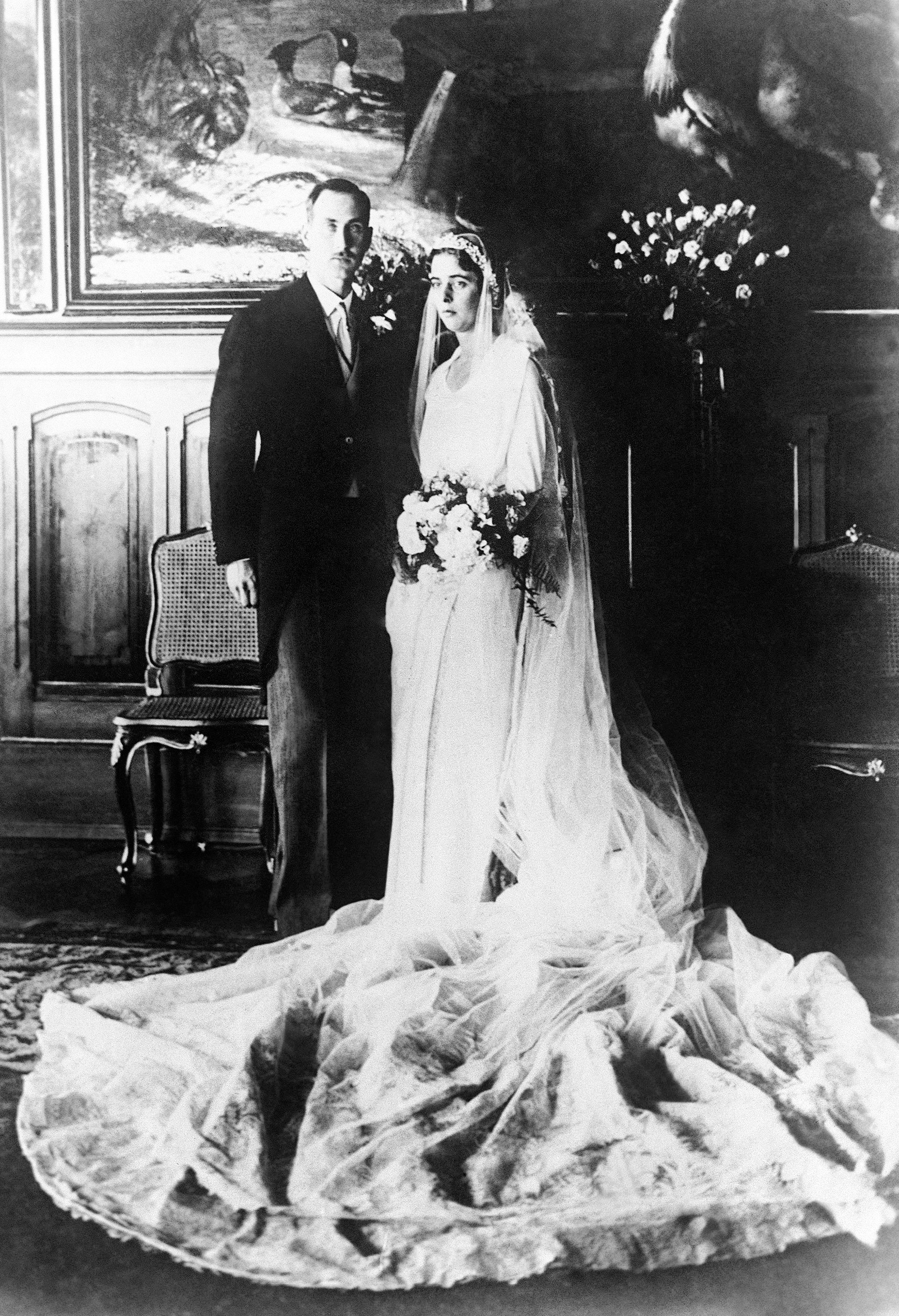 the wedding dress 300 years of bridal fashions edwina ehrman The Wedding Dress: 300 Years of Bridal Fashions: Ehrman, Edwina: 9781851777839: Amazon.com: Books