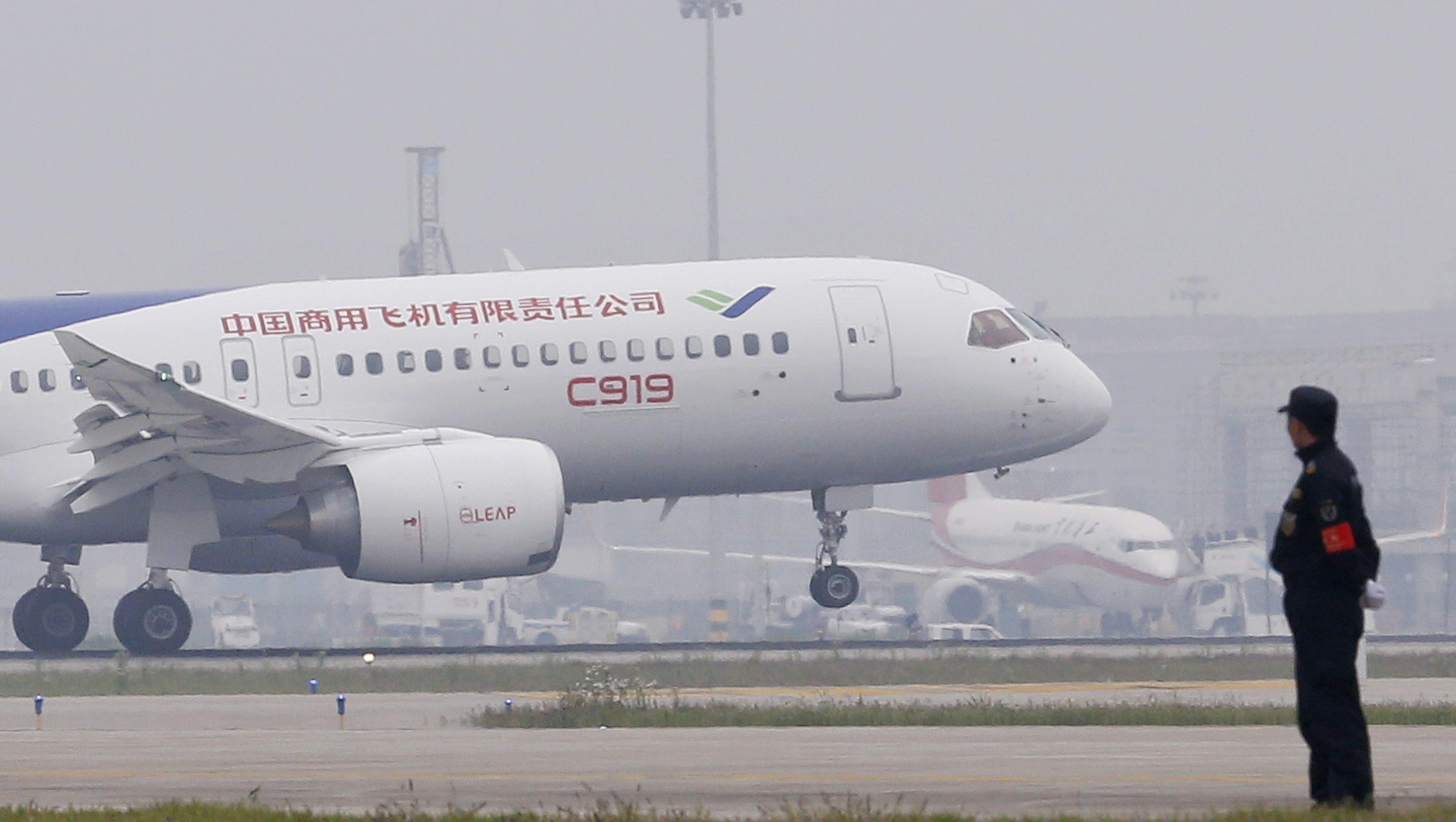 Aircraft14機、Passenger1機 World's First aircraft with Fly by optics Controls & AI