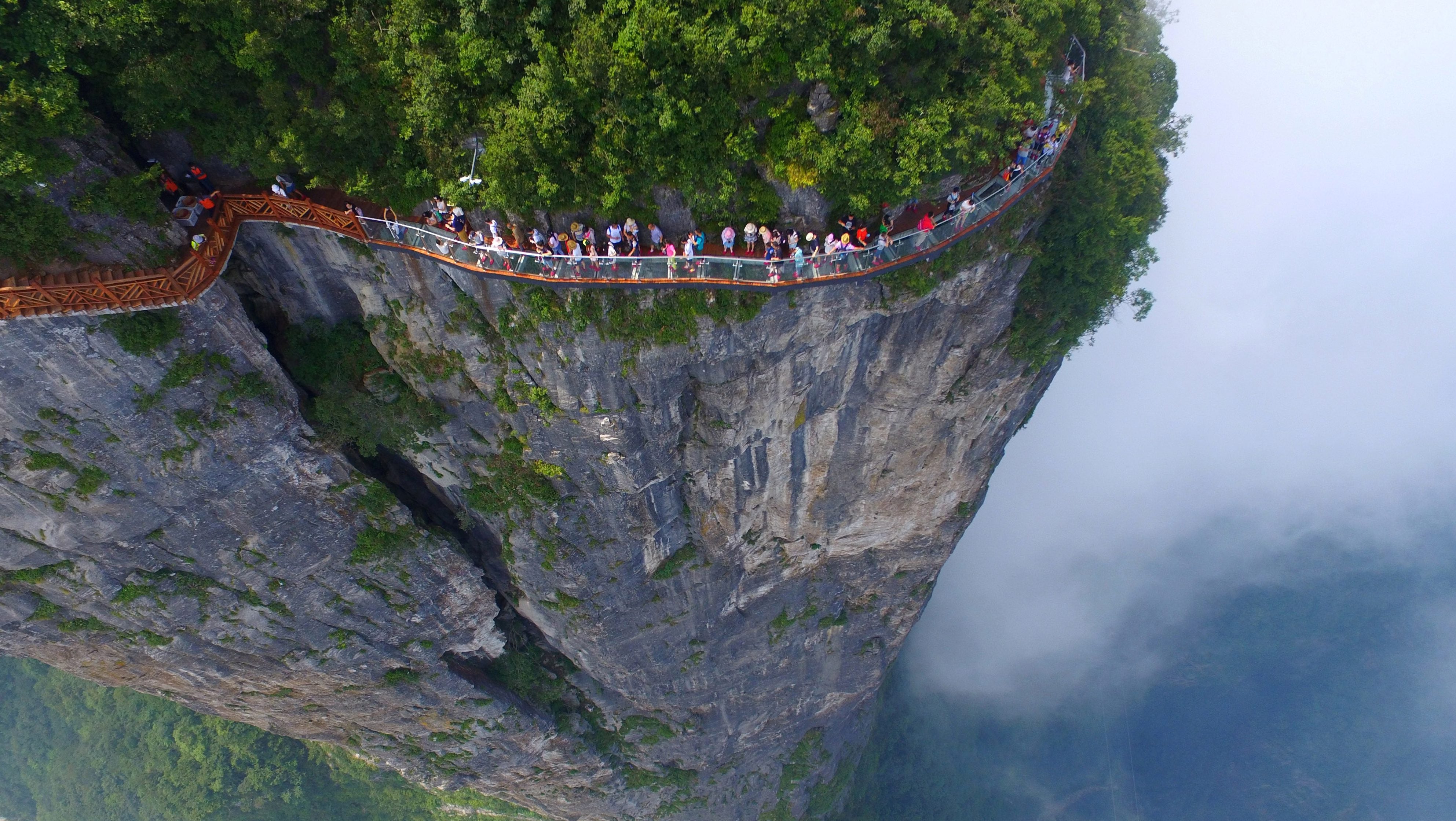 A terrifying aerial photo of thrill-seekers testing China's newest  cliffside glass walkway, image size:3970x2240