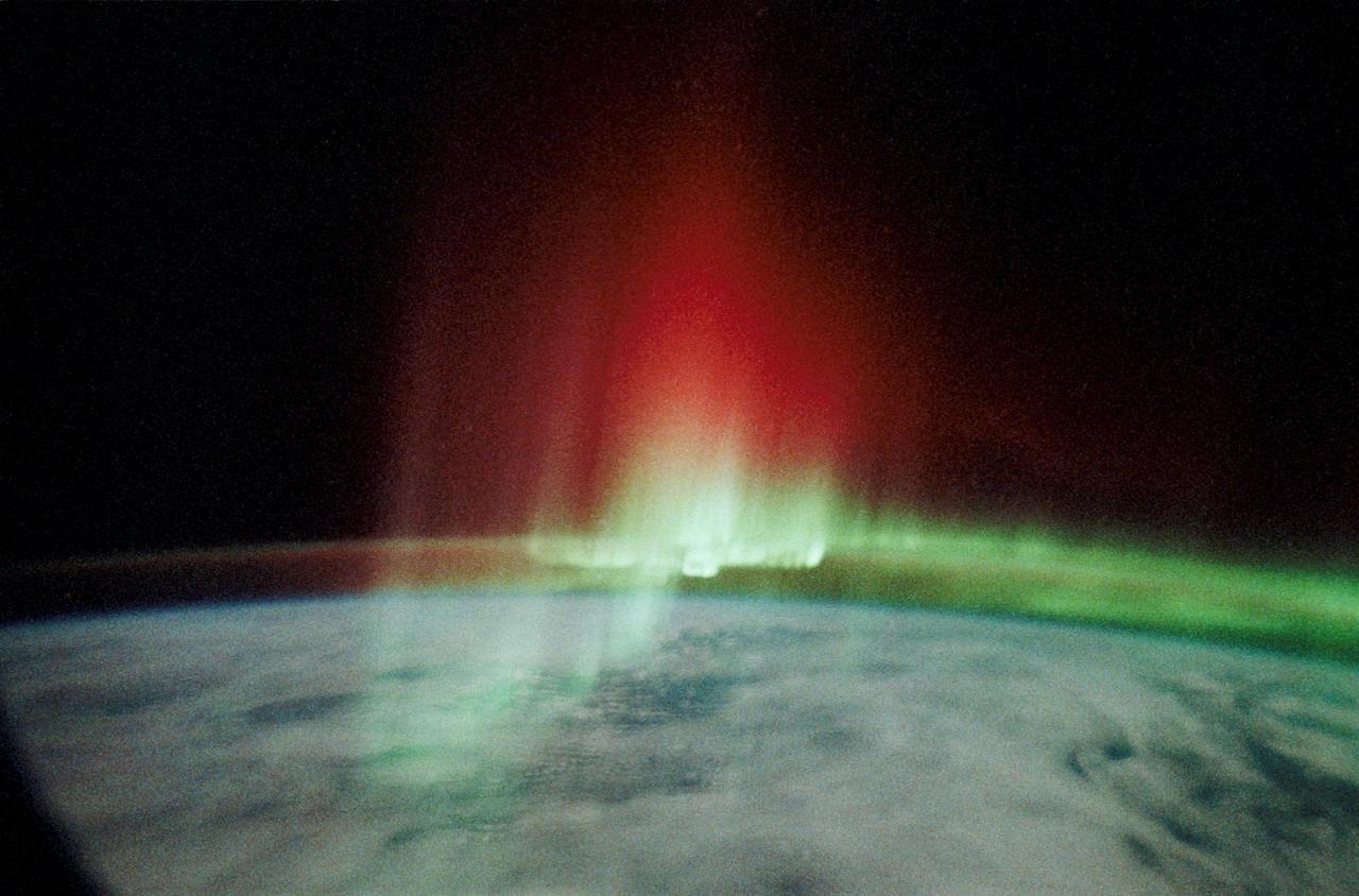 What the Northern and Southern lights look like from space, image size:1280x844