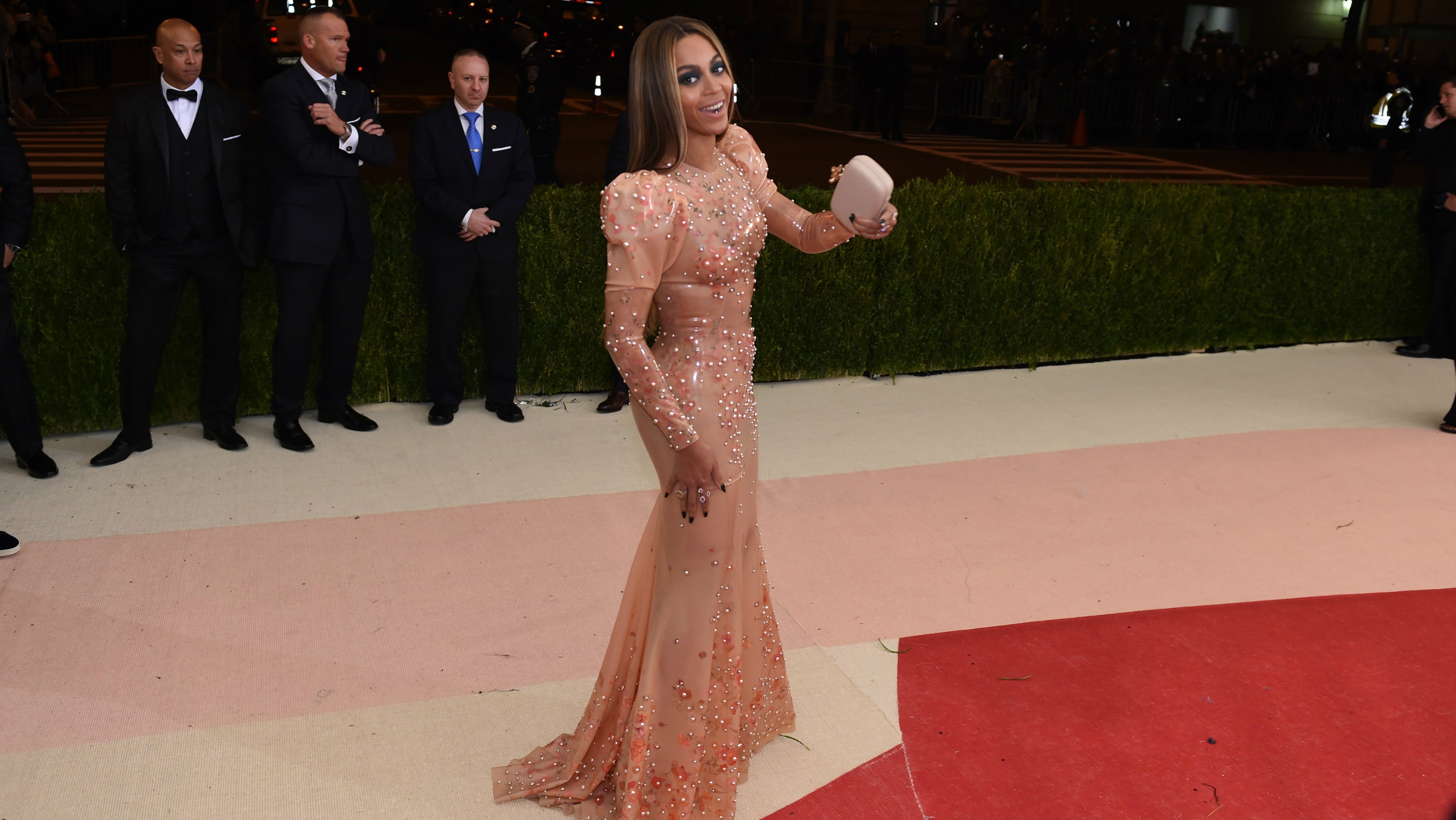 The insane red carpet fashion at the Apple-sponsored Met gala, image size:3871x2179