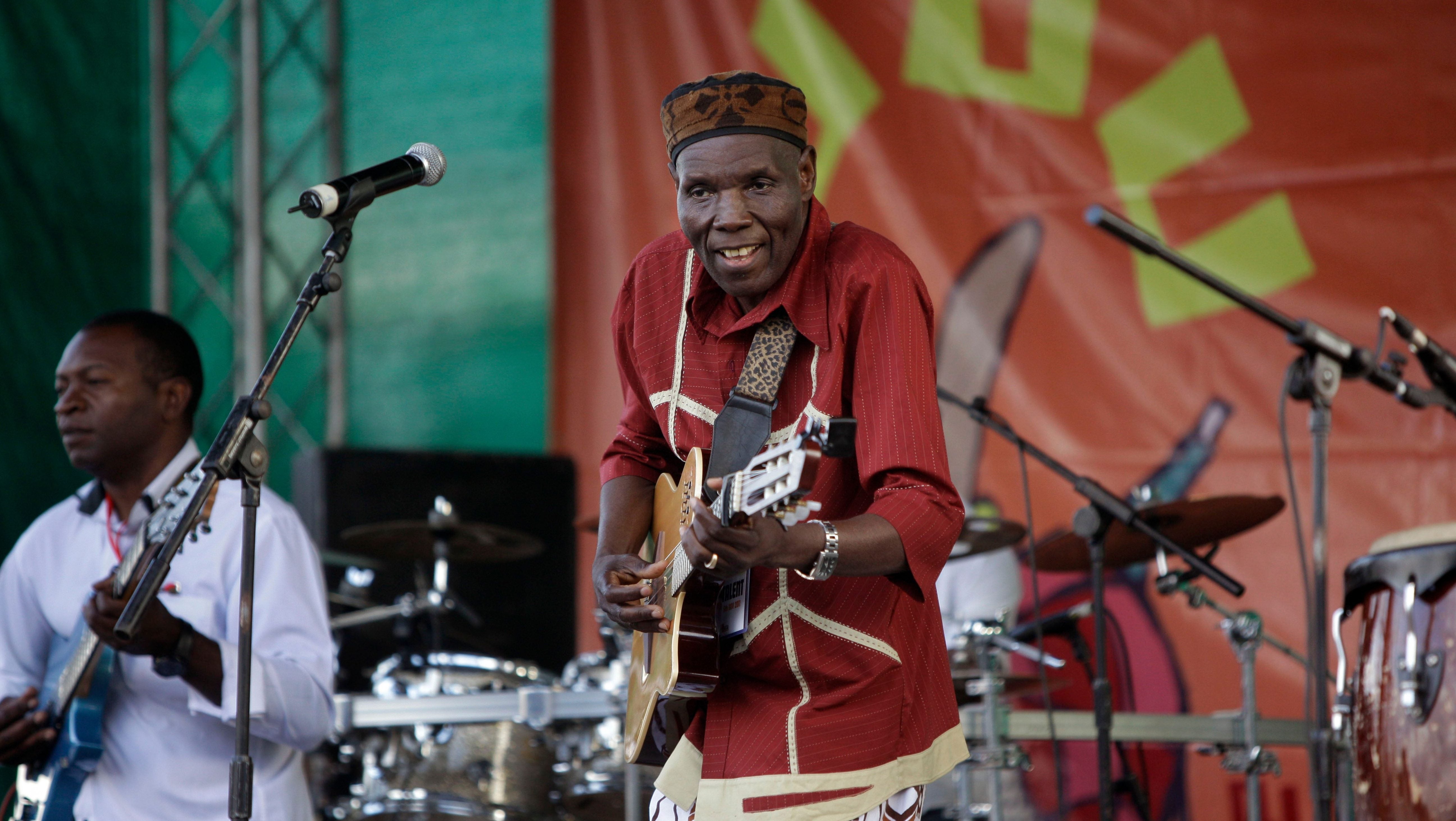Oliver Mtukudzi and his “talking guitar” was our gift from