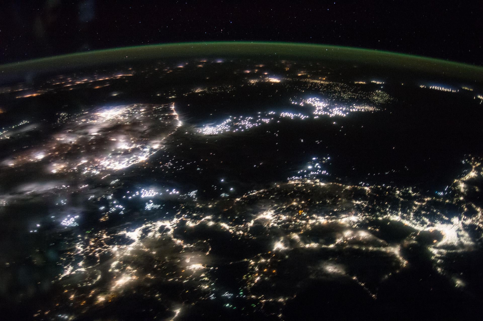 Incredible views of the world at night from the International Space Station, image size:1920x1277