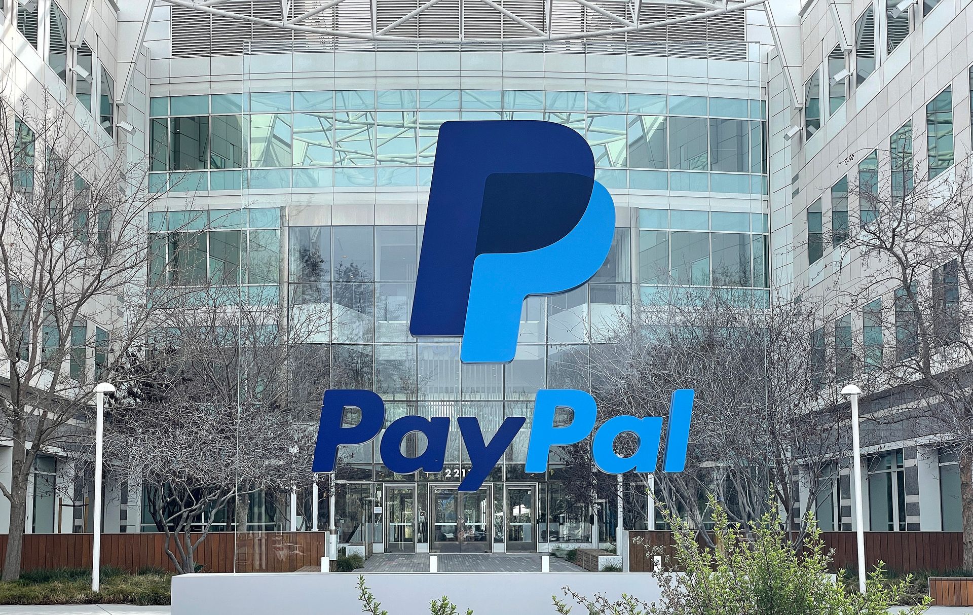 Logo de PayPal en una pantalla, objetivo de una oferta de compra de Stripe y Advent por 53.000 millones de dólares