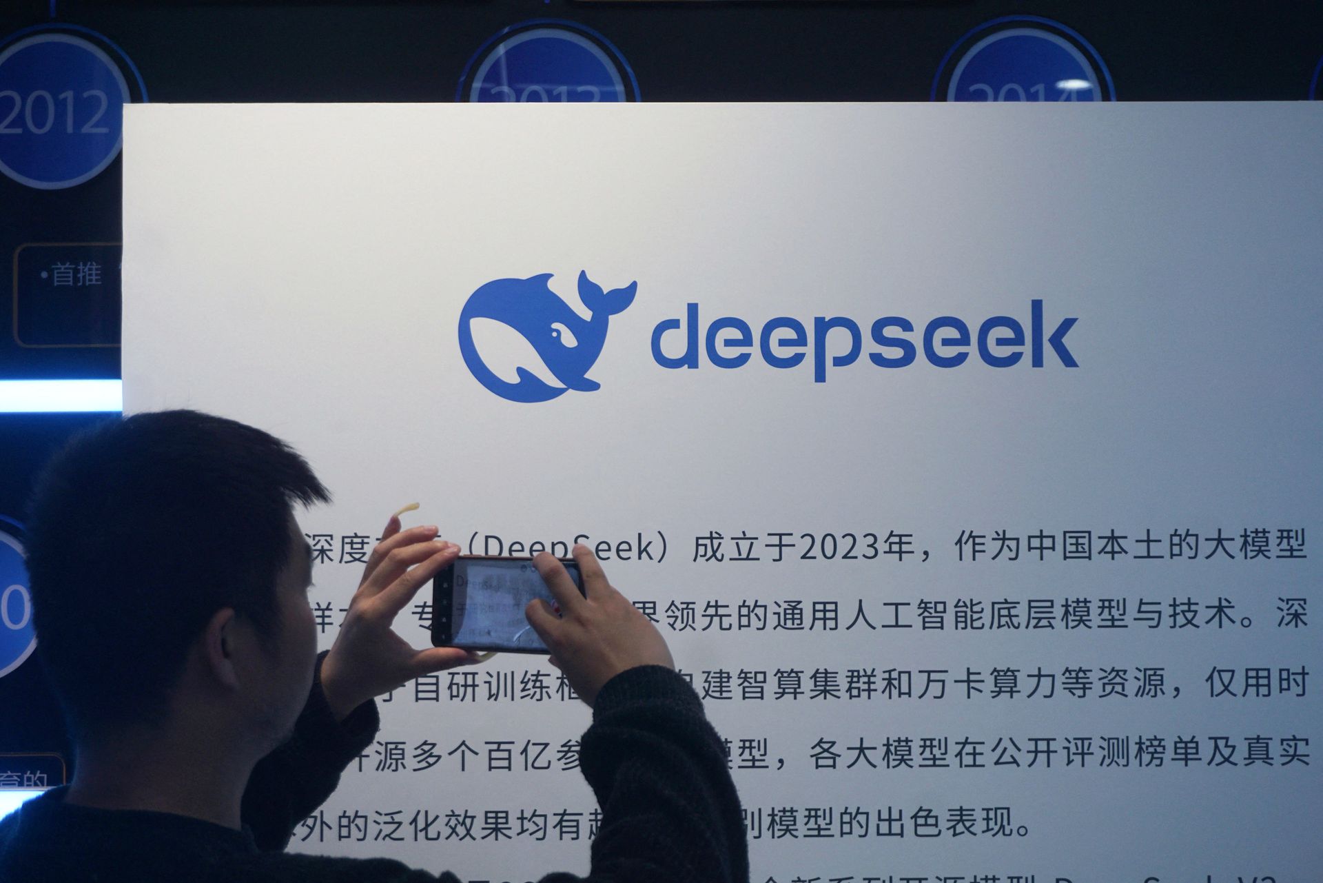 Imagen: Getty Images vía Quartz Ilustración conceptual de inteligencia artificial que representa la competencia entre modelos de IA de EE.UU. y China