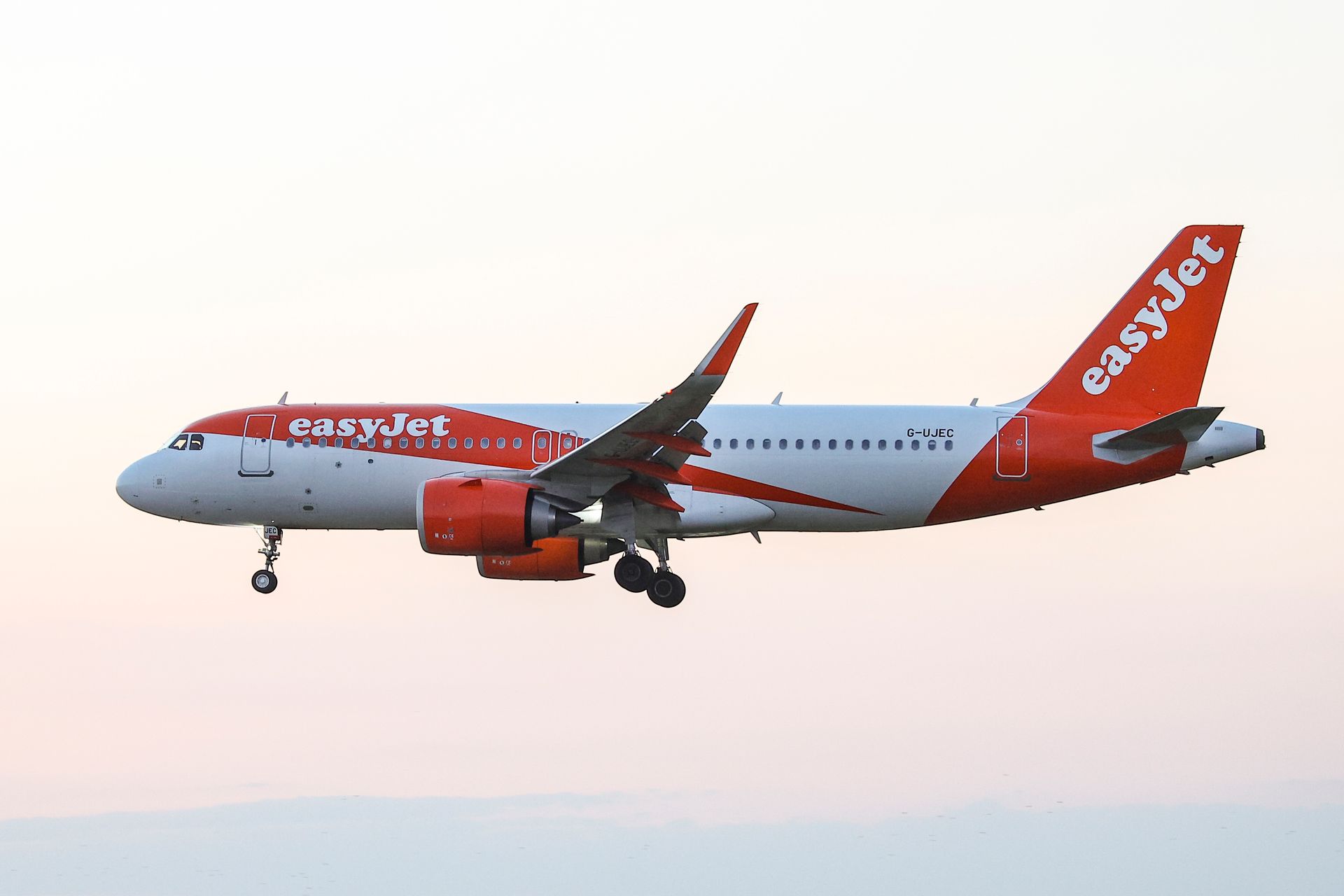 EasyJet agrees in principle to Castlelake's £5.5 billion takeover bid; board accepts 690p per share offer