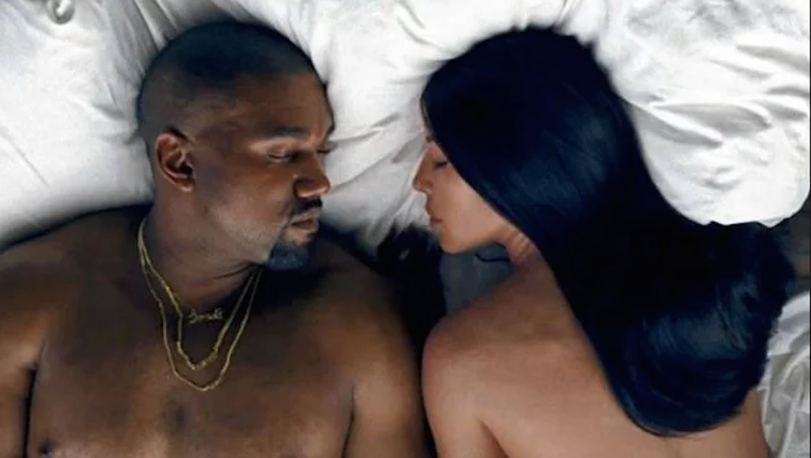 U baland ovoz bilan qichqiradi va uni eshakda sikadi.