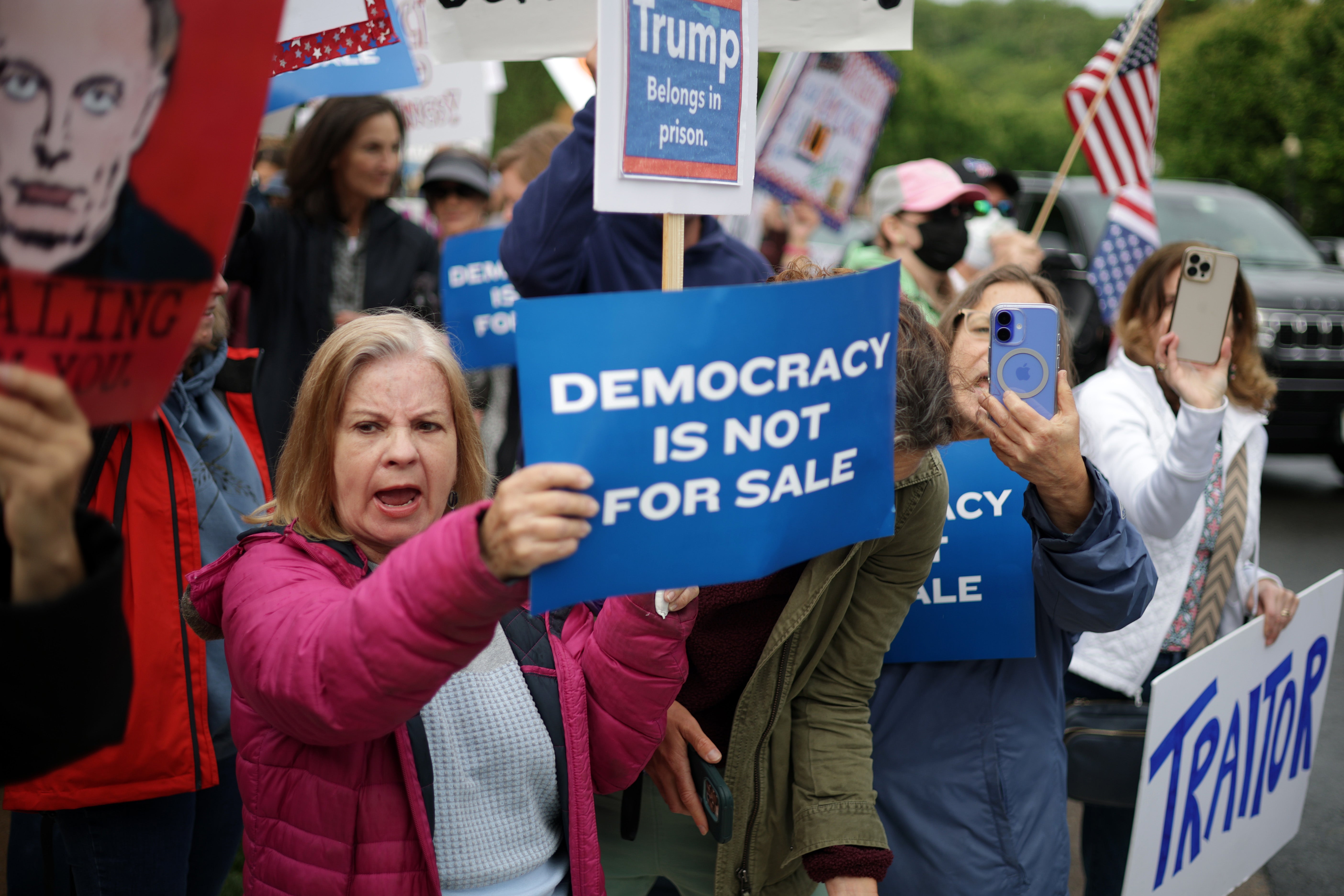 Trump memecoin investors enjoy a $148 million dinner with the president —  and with protests